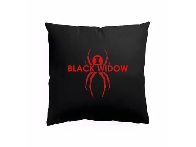 Polštář Black Widow motiv, který přitahuje všechny pohledy